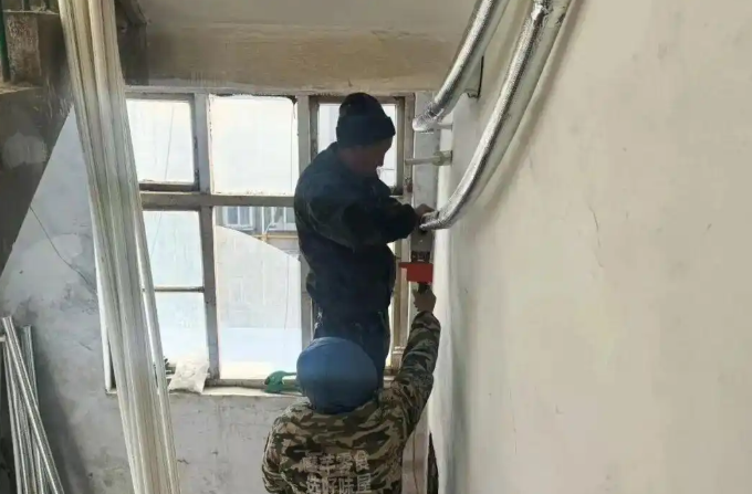 巩义市一房龄30余年小区供水管网得到改造，社区送水服务暖人心